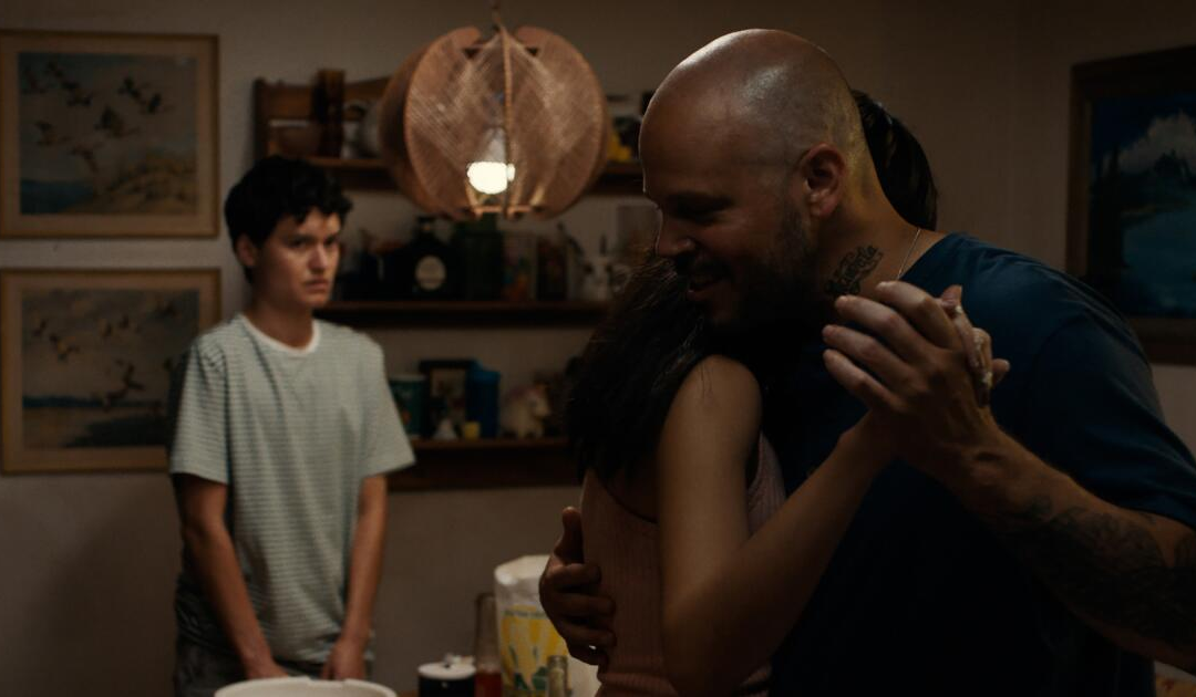 Review: 'In the Summers' shows an evolving bond between divorced dad and his two daughters
